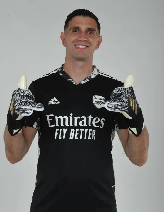 Framed Print : Arsenal's Emiliano Martinez Gears Up for 2020-21 Season in Training