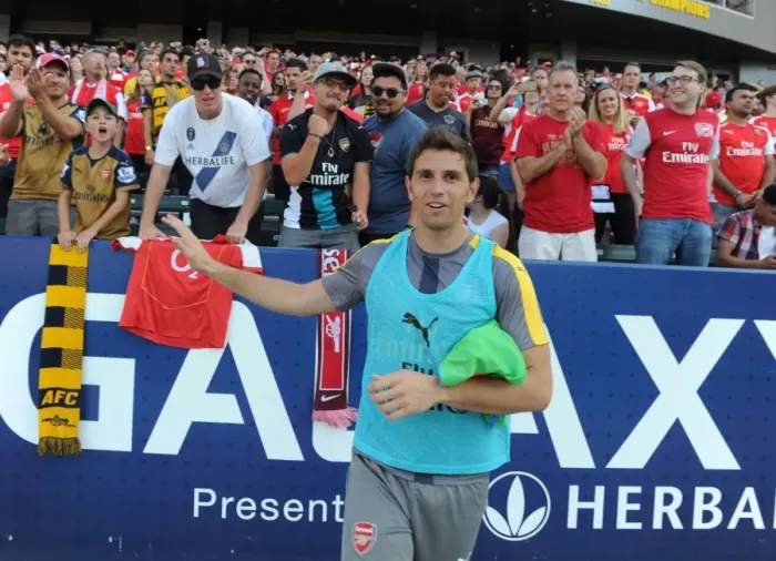 Framed Print : Arsenal's Emiliano Martinez Gears Up for Arsenal v Chivas (2016-17) Framed Print : Arsenal's Emiliano Martinez Gears Up for Arsenal v Chivas (2016-17)