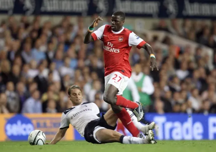 Framed Print : Arsenal's Emmanuel Eboue and David Bentley Clash in Intense Carling Cup Rivalry: Arsenal 4-1 Tottenham (AET)
