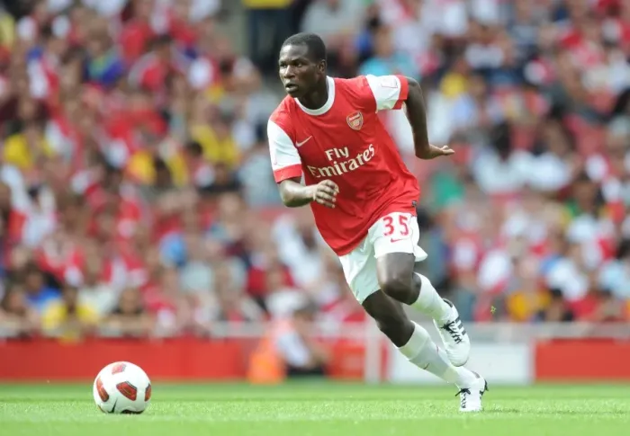Framed Print : Arsenal's Emmanuel Frimpong Stands Strong Against AC Milan in the Emirates Cup, 2010