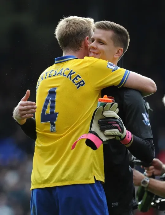 Framed Print : Arsenal's Emotional Reunion: Per Mertesacker and Wojciech Szczesny Hug It Out After Crystal Palace Clash (2013-14)