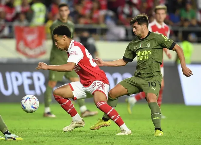 Framed Print : Arsenal's Ethan Nwaneri Outmaneuvers AC Milan's Brahim Diaz in Dubai Super Cup Clash
