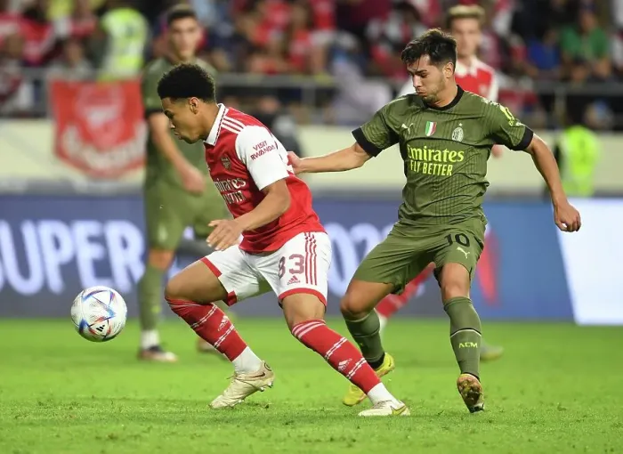 Framed Print : Arsenal's Ethan Nwaneri Outsmarts AC Milan's Brahim Diaz in Dubai Super Cup Showdown