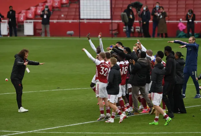 Framed Print : Arsenal's Euphoric Moment: Celebrating Victory Over Brighton & Hove Albion in the 2020-21 Premier League