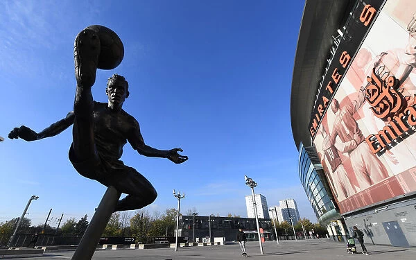 Arsenal's Europa League Battle: Bergkamp's Legacy at Emirates against Molde FK