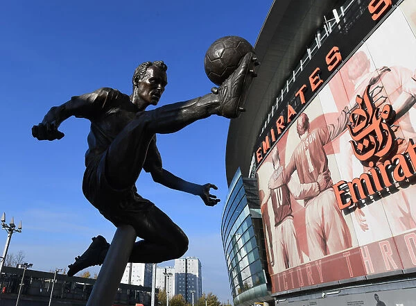Arsenal's Europa League Battle: Bergkamp's Statue Watches Over Arsenal FC vs Molde FK