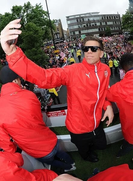 Arsenal's FA Cup Triumph: Wojciech Szczesny Celebrates Victory in Parade (2014-15)