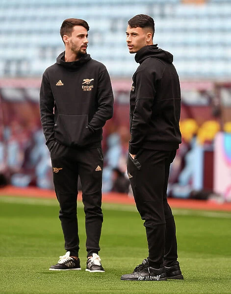 Arsenal's Fabio Vieira and Gabriel Martinelli Prepare for Aston Villa Clash in Premier League (2022-23)