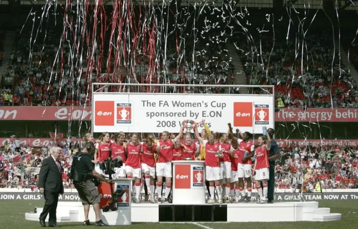 Framed Print : Arsenal's Faye White and Jayne Ludlow Lift the FA Cup: Arsenal Ladies Victory over Leeds United (5 / 5 / 08)