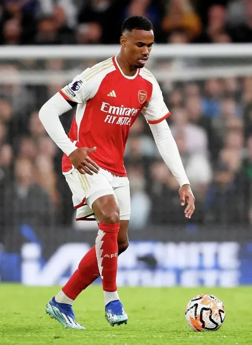 Framed Print : Arsenal's Gabriel Faces Off Against Chelsea at Stamford Bridge, Premier League 2023-24