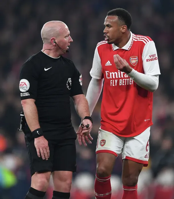 Framed Print : Arsenal's Gabriel Magalhaes Contests Referee's Call with Southampton, Premier League 2022-23