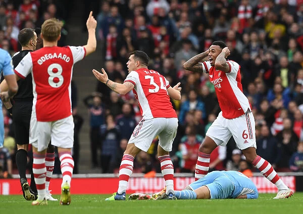 Arsenal's Gabriel Magalhaes Receives Red Card in Intense Arsenal v Manchester City Clash (2021-22)