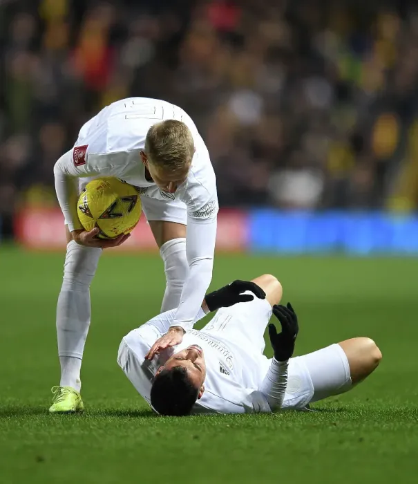Framed Print : Arsenal's Gabriel Martinelli Checked by Teammate Oleksandr Zinchenko during FA Cup Clash vs Oxford United