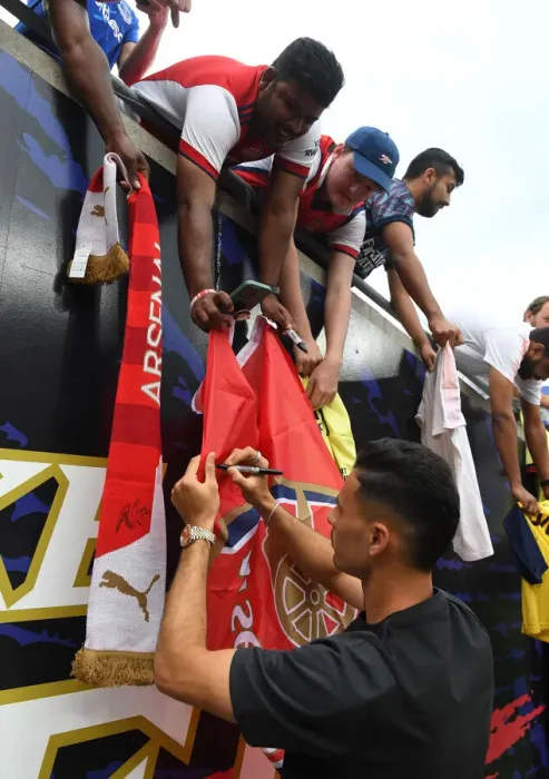Framed Print : Arsenal's Gabriel Martinelli Greets Fans Before Arsenal v Everton Pre-Season Match in Baltimore Framed Print : Arsenal's Gabriel Martinelli Greets Fans Before Arsenal v Everton Pre-Season Match in Baltimore