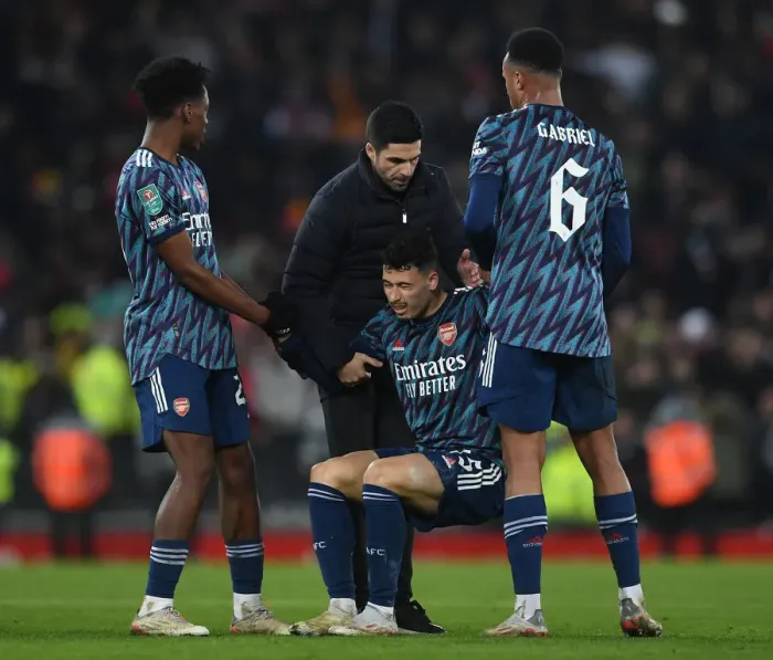 Framed Print : Arsenal's Gabriel Martinelli Receives Support from Mikel Arteta and Team after Injury in Carabao Cup Semi-Final vs Liverpool