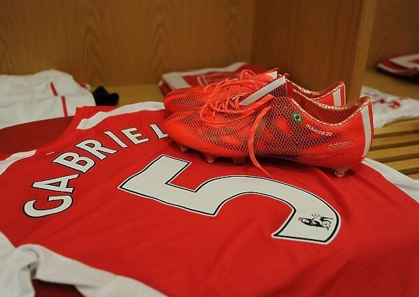 Arsenal's Gabriel Prepares for Battle: Arsenal v Aston Villa, Premier League 2015