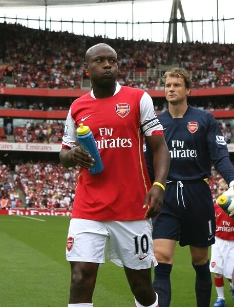 Arsenal's Gallas Lifts the Trophy: Arsenal 2-1 Fulham, Barclays Premier League Victory, 2007