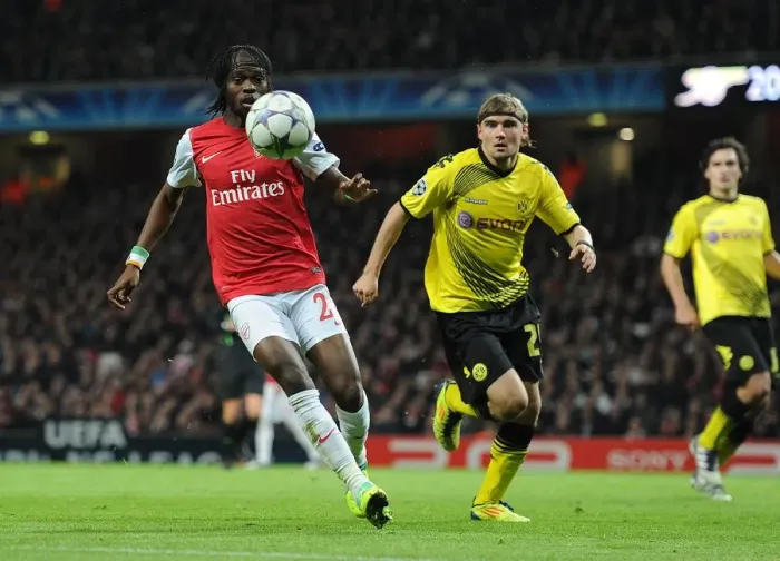 Framed Print : Arsenal's Gervinho Outmaneuvers Dortmund's Schmelzer in Champs League Showdown (2011-12) Framed Print : Arsenal's Gervinho Outmaneuvers Dortmund's Schmelzer in Champs League Showdown (2011-12)