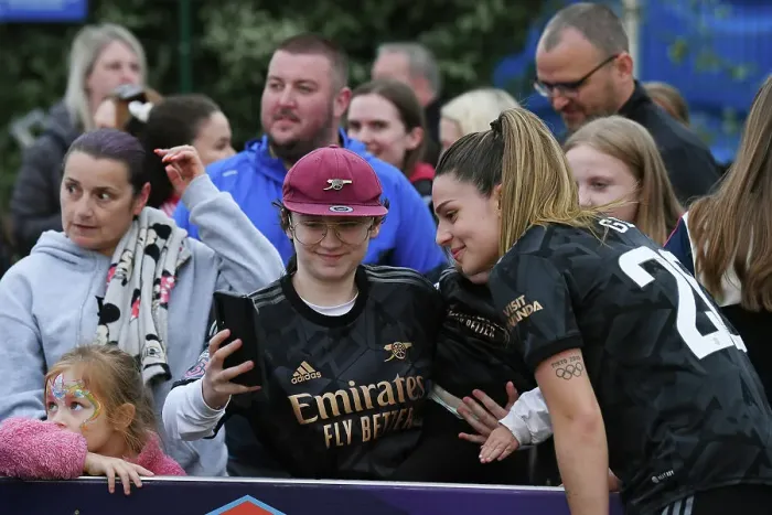 Framed Print : Arsenal's Gio Queiroz Celebrates with Fans after Everton Clash in FA Women's Super League (2022-23)
