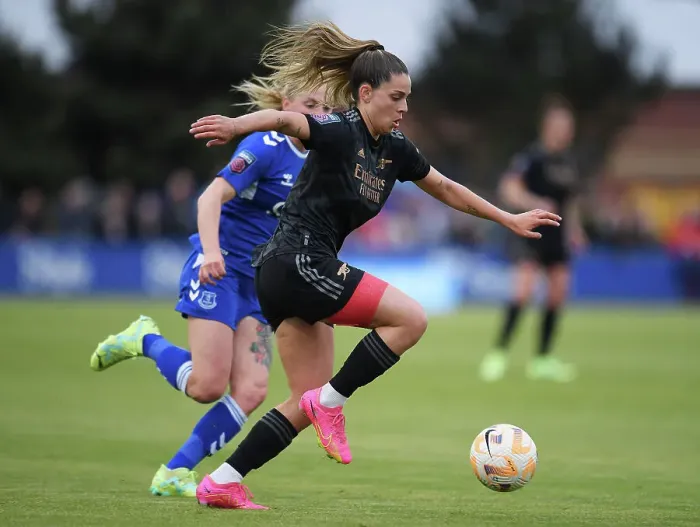 Framed Print : Arsenal's Gio Queiroz Faces Off Against Everton's Lucy Hope in FA Women's Super League Clash
