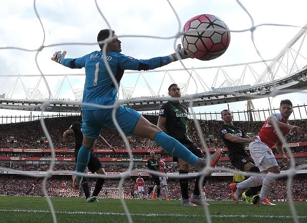 Arsenal's Giroud Scores Brace: Dominant Performance Against Stoke City in Premier League