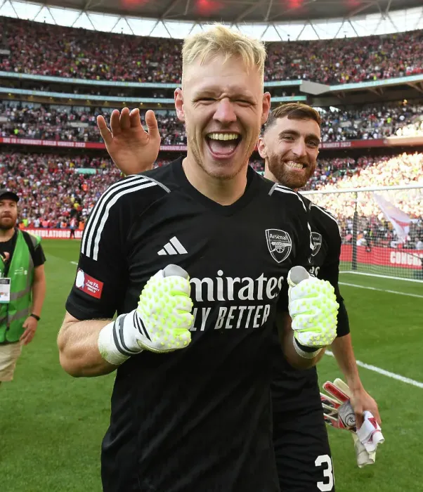 Framed Print : Arsenal's Goalkeepers Ramsdale and Turner Celebrate Community Shield Victory over Manchester City (2023-24)
