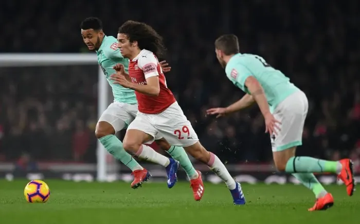 Framed Print : Arsenal's Guendouzi Clashes with Bournemouth's Gosling and King Framed Print : Arsenal's Guendouzi Clashes with Bournemouth's Gosling and King