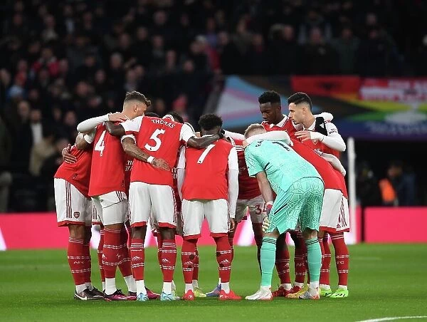 Arsenal's Half-Time Huddle: United in Determination Against Tottenham Hotspur in the Premier League 2022-23