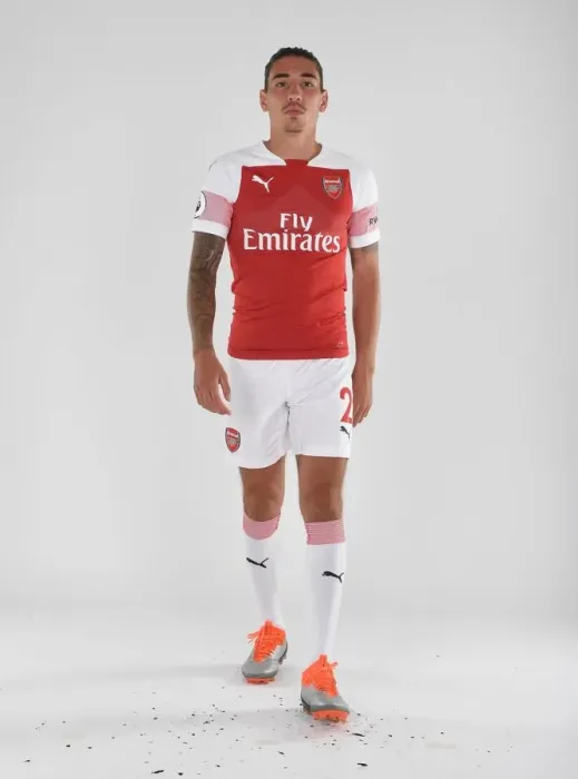 Framed Print : Arsenal's Hector Bellerin at 2018 / 19 First Team Photo Call Framed Print : Arsenal's Hector Bellerin at 2018 / 19 First Team Photo Call