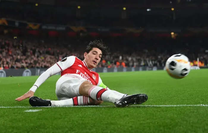 Framed Print : Arsenal's Hector Bellerin in Action during Europa League Clash against Vitoria Guimaraes Framed Print : Arsenal's Hector Bellerin in Action during Europa League Clash against Vitoria Guimaraes