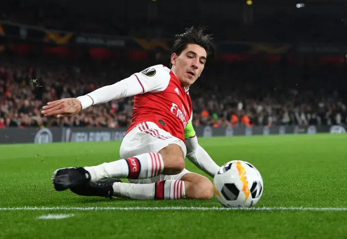 Framed Print : Arsenal's Hector Bellerin in Action against Vitoria Guimaraes in UEFA Europa League Group Stage