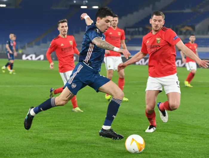 Framed Print : Arsenal's Hector Bellerin Clashes with Benfica's Jan Vertonghen in Europa League Showdown