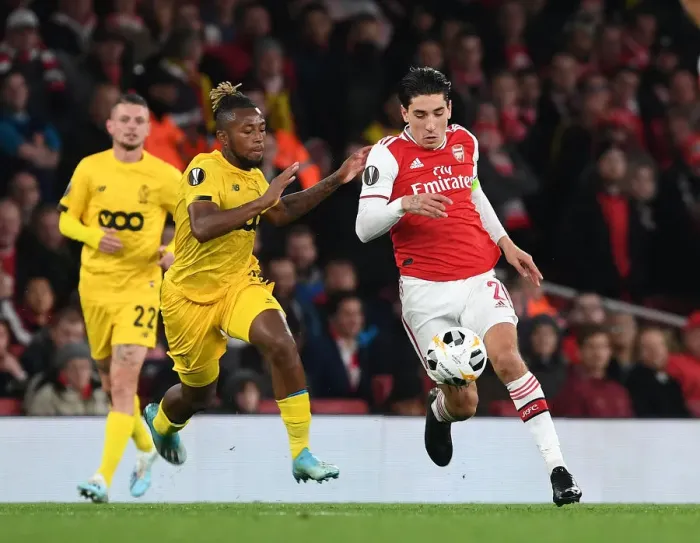 Framed Print : Arsenal's Hector Bellerin Clashes with Standard Liege's Samuel Bastien in Europa League Match