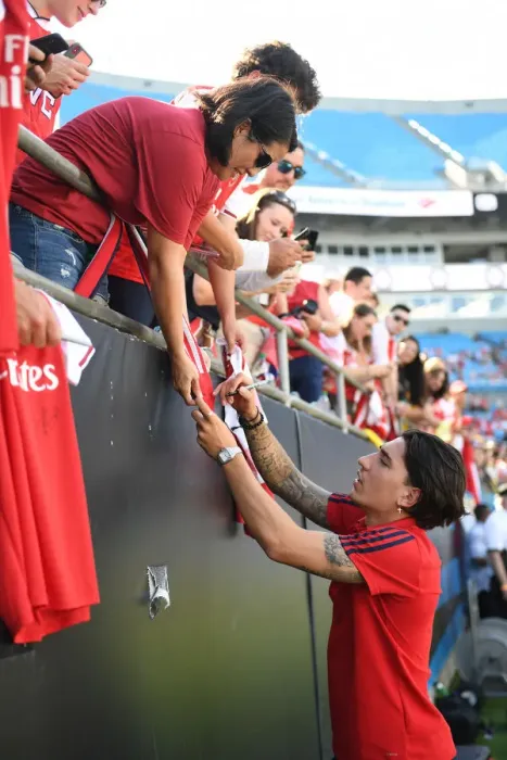 Framed Print : Arsenal's Hector Bellerin Engages with Fans at Arsenal v Fiorentina 2019-20 Pre-Season Match in Charlotte Framed Print : Arsenal's Hector Bellerin Engages with Fans at Arsenal v Fiorentina 2019-20 Pre-Season Match in Charlotte