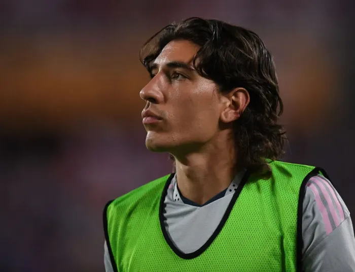 Framed Print : Arsenal's Hector Bellerin Faces Off Against Chelsea in 2022-23 Florida Cup Framed Print : Arsenal's Hector Bellerin Faces Off Against Chelsea in 2022-23 Florida Cup