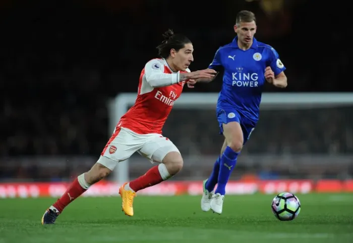 Framed Print : Arsenal's Hector Bellerin Faces Off Against Leicester's Marc Albrighton in Premier League Clash