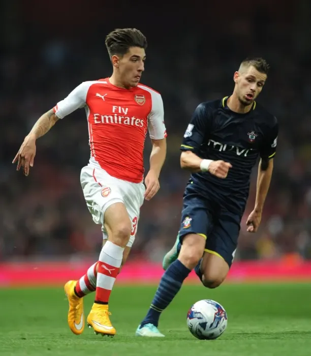 Framed Print : Arsenal's Hector Bellerin Faces Off Against Southampton's Morgan Schneiderlin in League Cup Clash