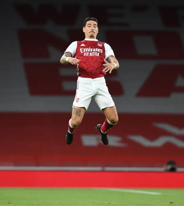 Framed Print : Arsenal's Hector Bellerin Gears Up for Arsenal v West Ham United (2020-21)
