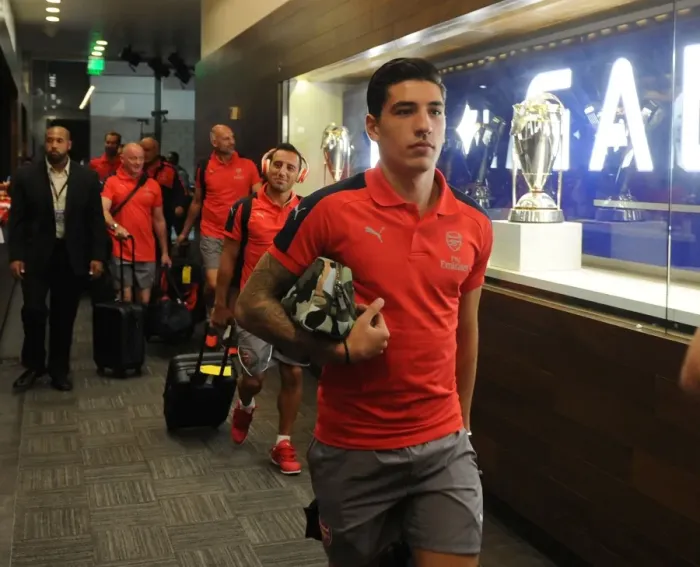 Framed Print : Arsenal's Hector Bellerin Gears Up for Arsenal vs. Chivas (2016-17) Framed Print : Arsenal's Hector Bellerin Gears Up for Arsenal vs. Chivas (2016-17)