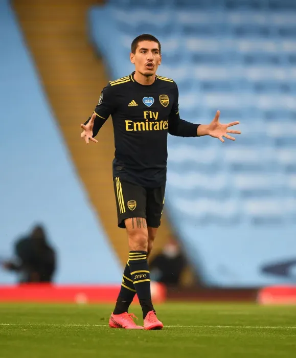 Framed Print : Arsenal's Hector Bellerin Goes Head-to-Head with Manchester City in Premier League Clash