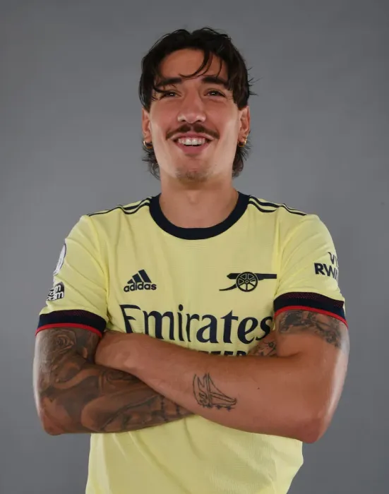 Framed Print : Arsenal's Hector Bellerin Kicks Off New Season at London Colney Training Ground Framed Print : Arsenal's Hector Bellerin Kicks Off New Season at London Colney Training Ground