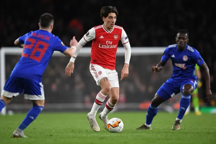 Framed Print : Arsenal's Hector Bellerin Outmaneuvers Olympiacos Mathieu Valbuena in Europa League Clash