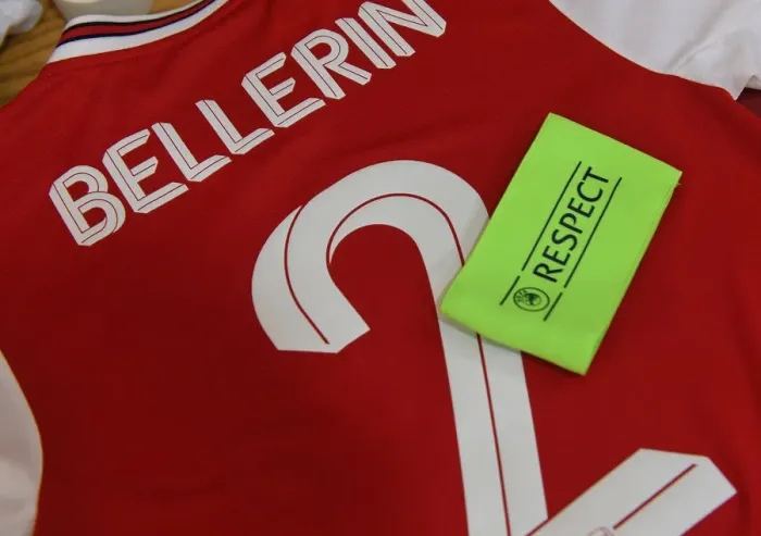 Framed Print : Arsenal's Hector Bellerin: Pre-Match Focus in Europa League Clash Against Standard Liege