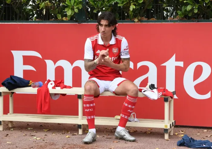 Framed Print : Arsenal's Hector Bellerin Prepares for Pre-Season Friendly Against Ipswich Town