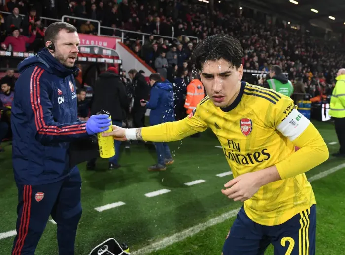Framed Print : Arsenal's Hector Bellerin Shares Water with Physio Amid FA Cup Battle Against AFC Bournemouth