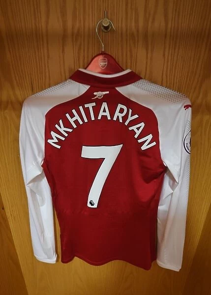 Arsenal's Henrikh Mkhitaryan Prepares for Arsenal v Everton Match (2017-18)