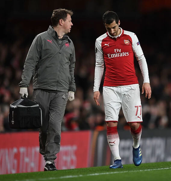 Arsenal's Henrikh Mkhitaryan Receives Treatment from Physio Colin Lewin during UEFA Europa League Match vs CSKA Moscow