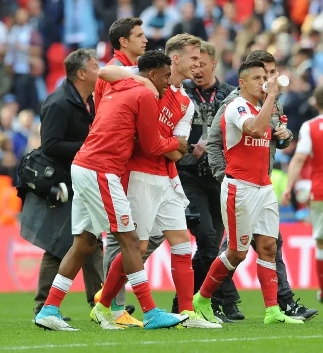 Framed Print : Arsenal's Holding and Iwobi: FA Cup Semi-Final Victory Celebration Over Manchester City