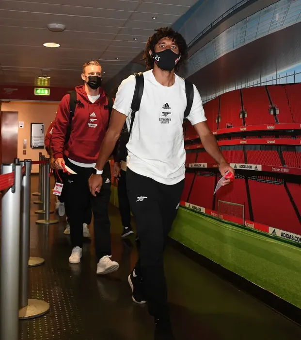 Framed Print : Arsenal's Intellectual Showdown: Elneny's Arrival at Emirates Stadium Against Chelsea