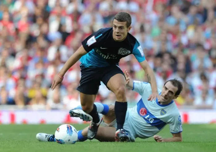 Framed Print : Arsenal's Jack Wilshere Faces Off Against Boca Juniors Leandro Somoza during the 2011-12 Emirates Cup
